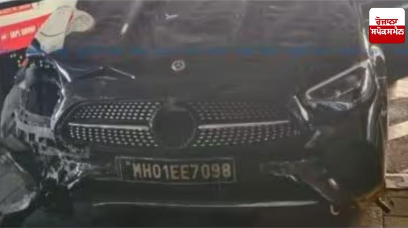 Accident at Mumbai International Airport, Mercedes-Benz driver loses control at Terminal 2, 5 people injured Accident at Mumbai International Airport, Mercedes-Benz driver loses control at Terminal 2, 5 people injured