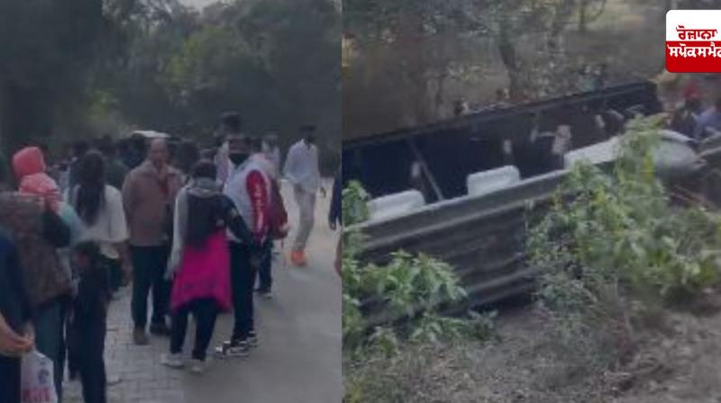 A battery car carrying tourists overturned inside Zirakpur Zoo, several injured