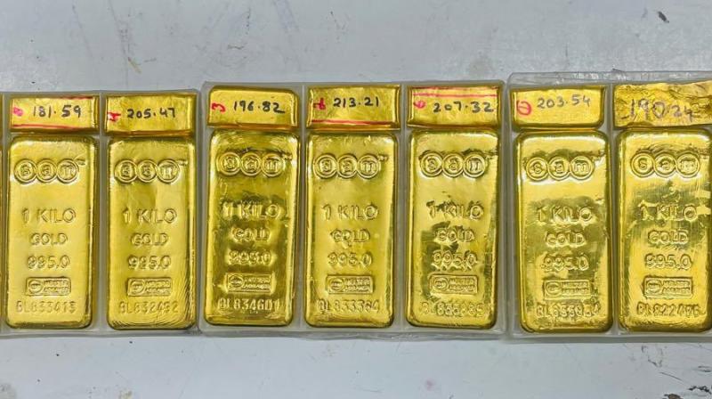Gold worth 7.6 crore recovered from Delhi airport, 2 arrested Gold worth 7.6 crore recovered from Delhi airport, 2 arrested