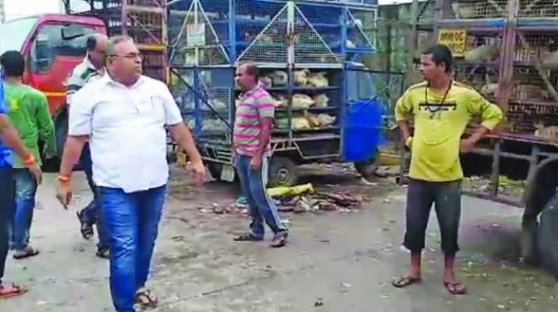 Shiv sena corporator beaten truck drivers in mumbai video viral