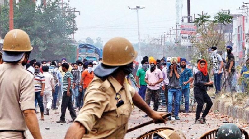 Police Lathi-charge on Sikhs Police Lathi-charge on Sikhs