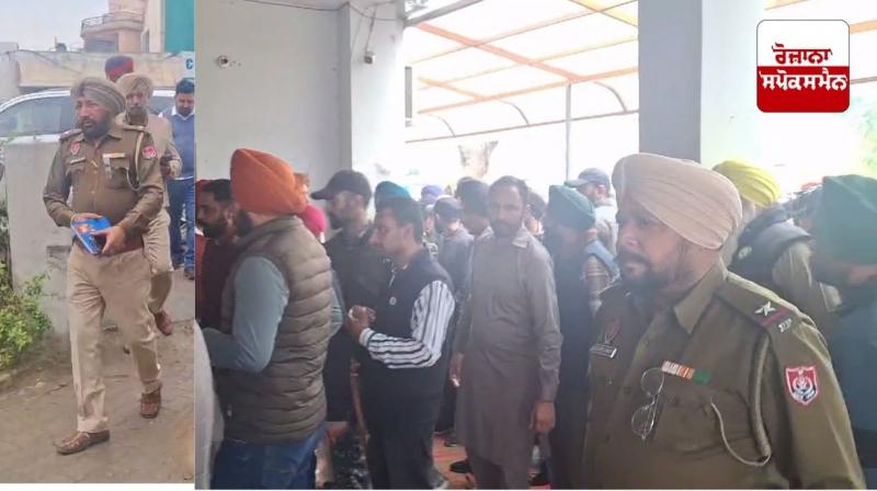 ਮੌਕੇ ’ਤੇ ਪਹੁੰਚ ਕੇ ਪੁਲਿਸ ਮੁਲਜ਼ਮ ਜਾਂਚ ਕਰਦੇ ਹੋਏ ਮੌਕੇ ’ਤੇ ਪਹੁੰਚ ਕੇ ਪੁਲਿਸ ਮੁਲਜ਼ਮ ਜਾਂਚ ਕਰਦੇ ਹੋਏ