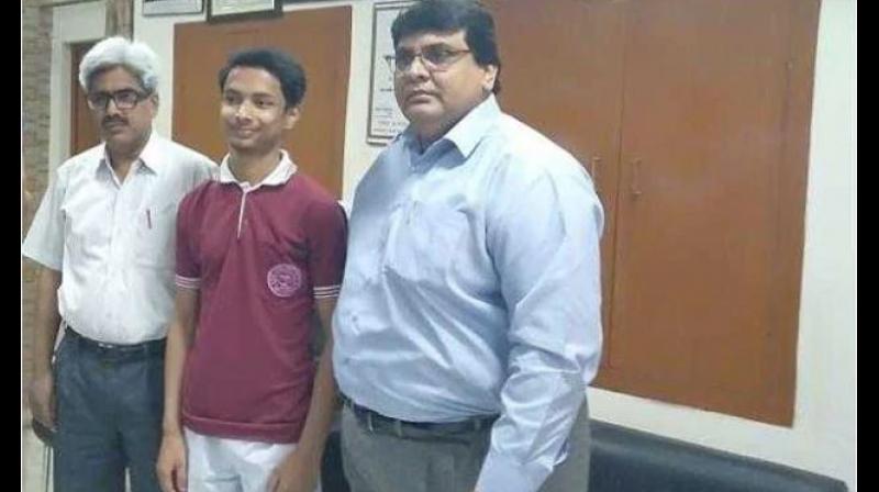 Motor mechanics son gets scholarship of 20 lakh Motor mechanics son gets scholarship of 20 lakh