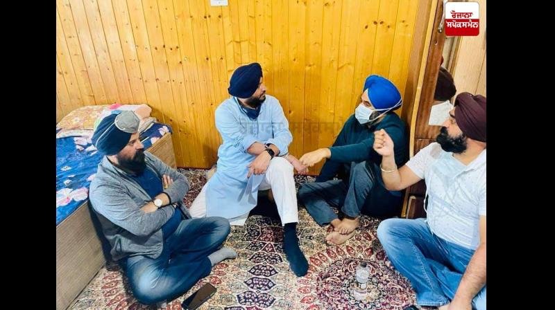 Ravneet Bittu meets family of teachers killed by militants in Srinagar Ravneet Bittu meets family of teachers killed by militants in Srinagar