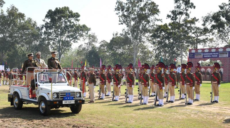 Chandigarh's DGP Praveer Ranjan was given a farewell salute through a farewell parade News in punjabi Chandigarh's DGP Praveer Ranjan was given a farewell salute through a farewell parade News in punjabi