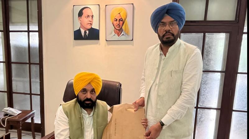 Kuldeep Dhaliwal submitted the investigation report of Bhaktupura land scam to CM Kuldeep Dhaliwal submitted the investigation report of Bhaktupura land scam to CM