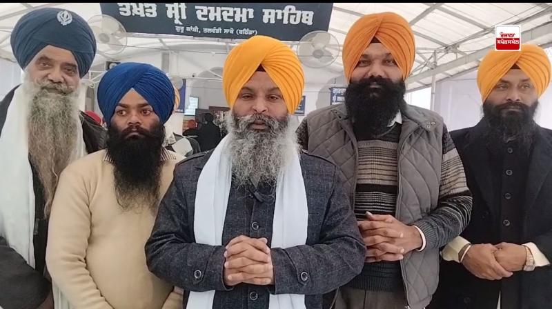 ਸਿੰਘ ਸਾਹਿਬਾਨ ਪੱਤਰਕਾਰਾਂ ਨਾਲ ਗੱਲਬਾਤ ਕਰਦੇ ਹੋਏ ਸਿੰਘ ਸਾਹਿਬਾਨ ਪੱਤਰਕਾਰਾਂ ਨਾਲ ਗੱਲਬਾਤ ਕਰਦੇ ਹੋਏ