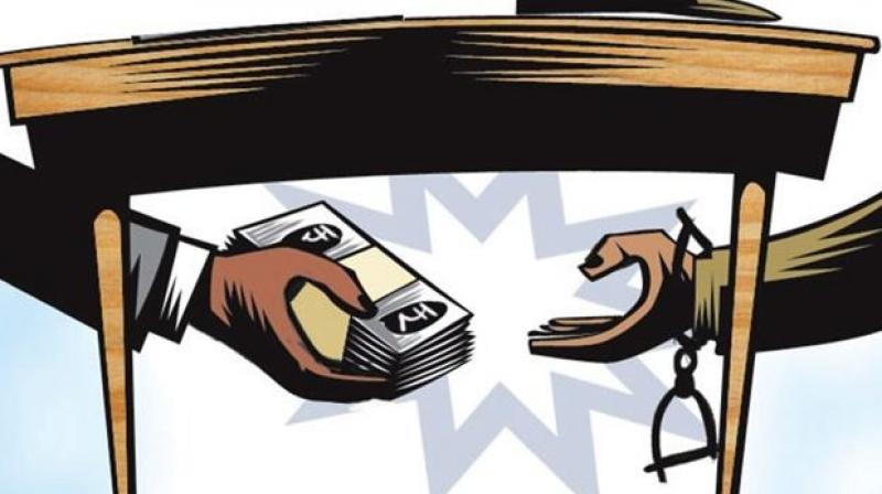 Patiala: Vigilance caught the panchayat secretary red-handed taking a bribe of Rs 6,000 Patiala: Vigilance caught the panchayat secretary red-handed taking a bribe of Rs 6,000