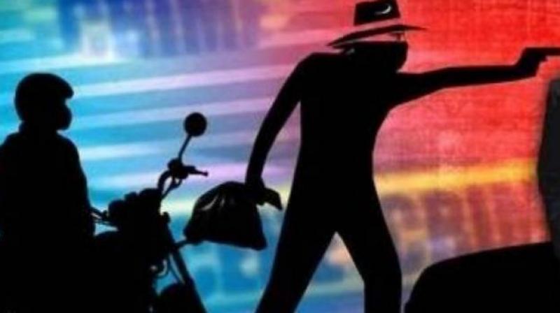 Lakhs of rupees looted from money exchanger at gunpoint Lakhs of rupees looted from money exchanger at gunpoint