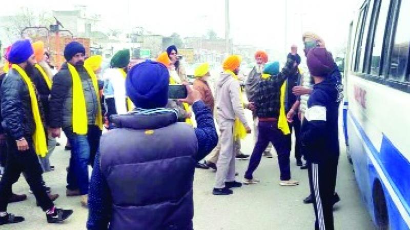 ਇਨਸਾਫ਼ ਮੋਰਚੇ ਦੇ 200ਵੇਂ ਦਿਨ 10 ਸਿੰਘਾਂ ਤੇ 6 ਸਿੰਘਣੀਆਂ ਨੇ ਦਿਤੀ ਗਿ੍ਰਫ਼ਤਾਰੀ ਇਨਸਾਫ਼ ਮੋਰਚੇ ਦੇ 200ਵੇਂ ਦਿਨ 10 ਸਿੰਘਾਂ ਤੇ 6 ਸਿੰਘਣੀਆਂ ਨੇ ਦਿਤੀ ਗਿ੍ਰਫ਼ਤਾਰੀ