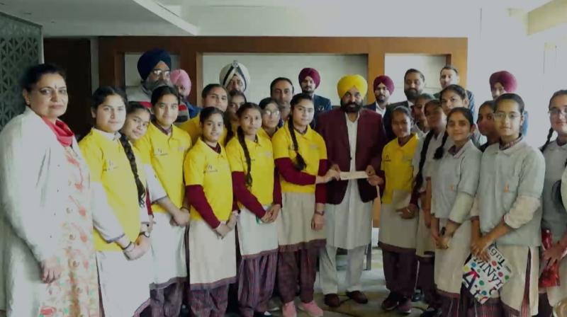 Amritsar girl students met CM Bhagwant Mann Amritsar girl students met CM Bhagwant Mann