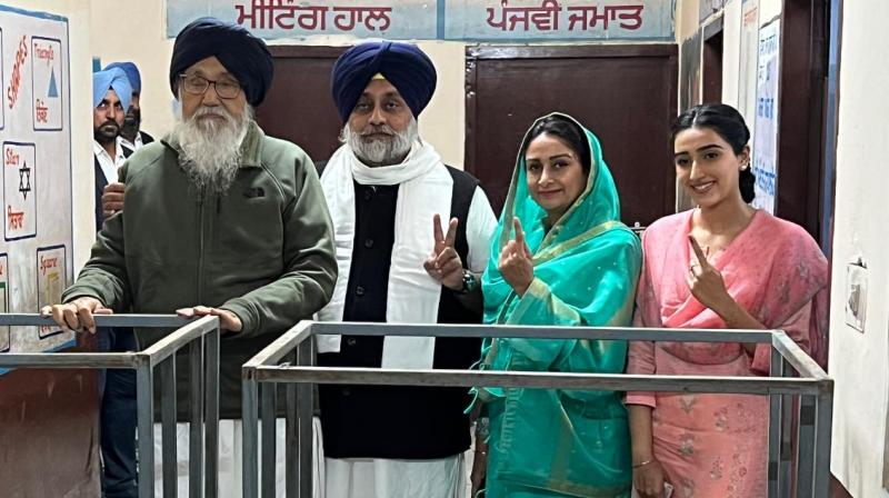 Former CM Parkash Singh Badal cast his vote along with his family members Former CM Parkash Singh Badal cast his vote along with his family members