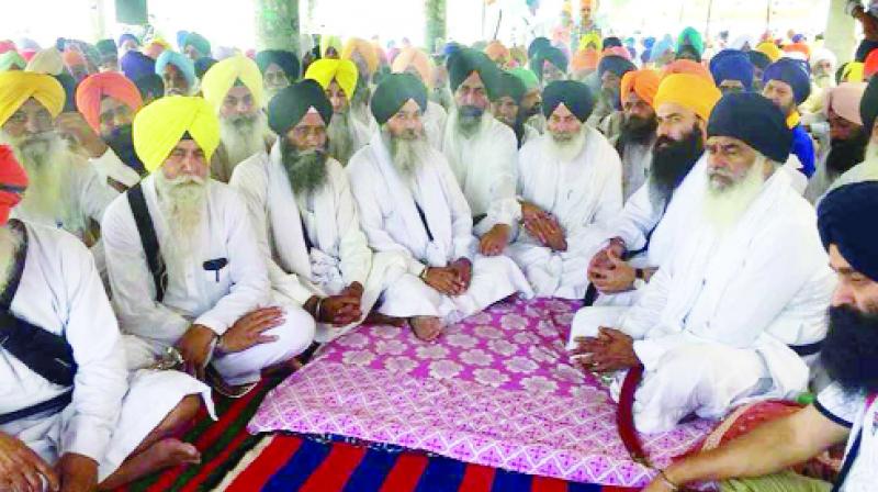Bhai Dhian Singh Mandal supporting Morcha and other Panthic Leaders. Bhai Dhian Singh Mandal supporting Morcha and other Panthic Leaders.