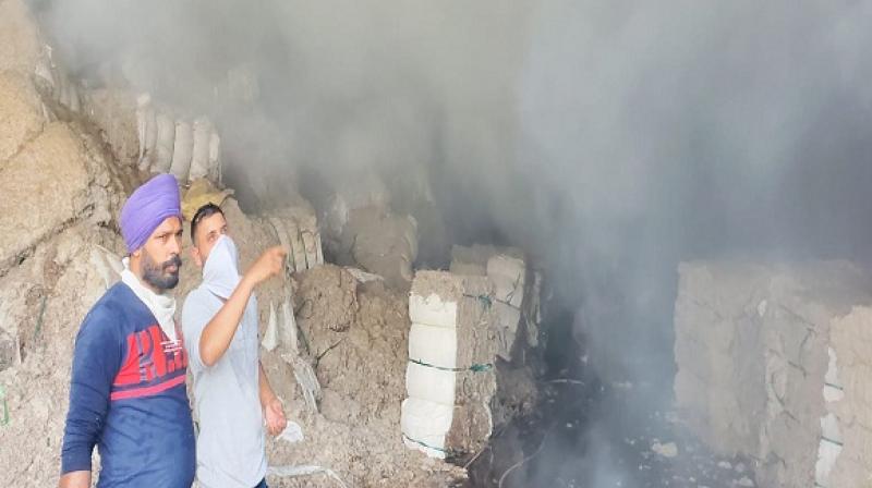 Terrible fire in yarn factory, loss of lakhs Terrible fire in yarn factory, loss of lakhs