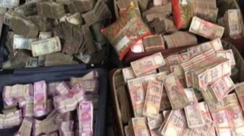 Old 500-1000 notes worth over Rs 5 crore recovered in Gujarat, two arrested Old 500-1000 notes worth over Rs 5 crore recovered in Gujarat, two arrested