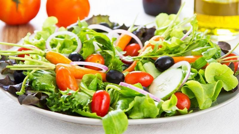 Eat raw vegetable salad daily to keep the body healthy