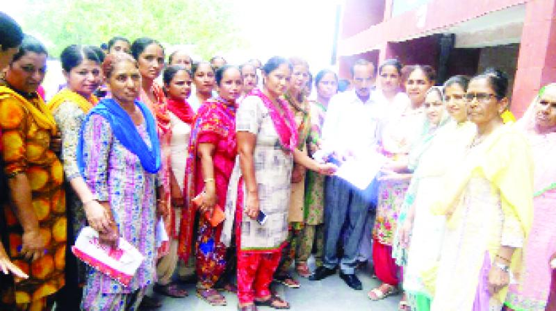 Anganwari Workers Protesting Anganwari Workers Protesting