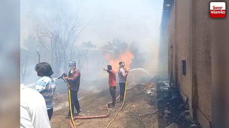 A fire broke out in a warehouse in Gurdaspur News in punjabi A fire broke out in a warehouse in Gurdaspur News in punjabi