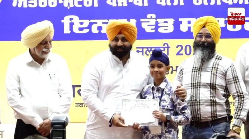 ਅੰਤਰਰਾਸ਼ਟਰੀ ਪੰਜਾਬੀ ਭਾਸ਼ਾ ਓਲੰਪੀਆਡ 2024 ਦੇ ਜੇਤੂਆਂ ਦਾ ਸਨਮਾਨ ਅੰਤਰਰਾਸ਼ਟਰੀ ਪੰਜਾਬੀ ਭਾਸ਼ਾ ਓਲੰਪੀਆਡ 2024 ਦੇ ਜੇਤੂਆਂ ਦਾ ਸਨਮਾਨ