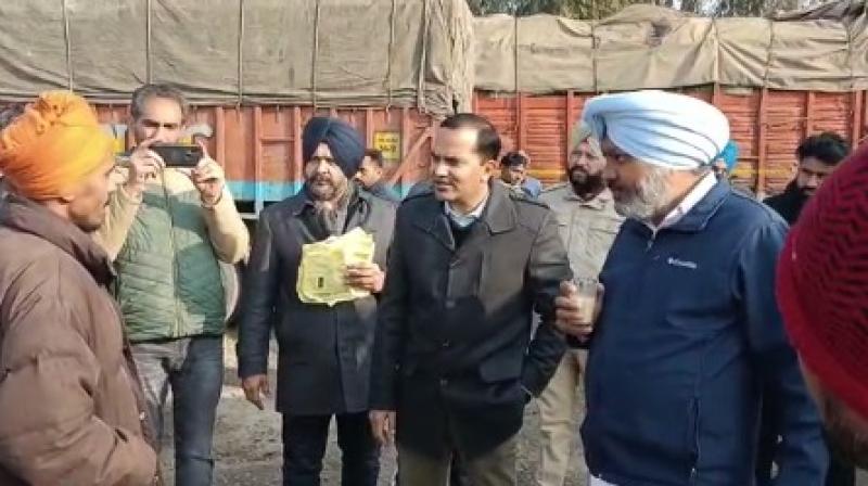 Finance Minister's action against tax evasion, 15-16 trucks caught without bill, fine imposed Finance Minister's action against tax evasion, 15-16 trucks caught without bill, fine imposed