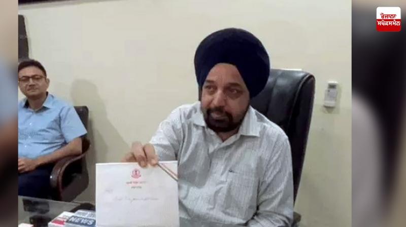 2 policemen suspended for pushing the civil surgeon out of the independence ceremony 2 policemen suspended for pushing the civil surgeon out of the independence ceremony