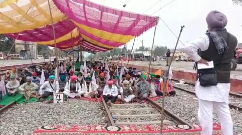 Farmers' dharna at Gurdaspur railway station Farmers' dharna at Gurdaspur railway station