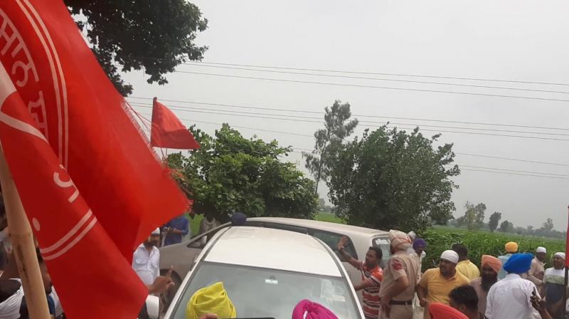 Farmers besieged Prem Singh Chandumajra, shouted black flags and chanted slogans
