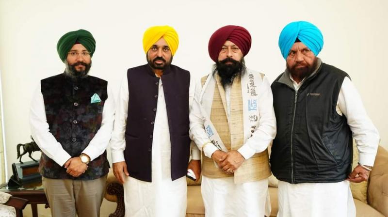 Former Jalandhar senior deputy mayor Kamaljit Bhatia joins AAP in presence of CM Bhagwant Mann 