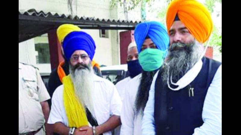 ਭੁਪਿੰਦਰ ਸਿੰਘ ਨੂੰ ਗ੍ਰਿਫਤਾਰ ਕਰਨ ਤੇ ਸਰਬਜੀਤ ਸਿੰਘ ਘੁਮਾਣ ਤੇ ਹੋਰ ਮੀਡੀਆ ਨੂੰ ਜਾਣਕਾਰੀ ਦਿੰਦੇ ਹੋਏ । (ਬਹੋੜੂ) ਭੁਪਿੰਦਰ ਸਿੰਘ ਨੂੰ ਗ੍ਰਿਫਤਾਰ ਕਰਨ ਤੇ ਸਰਬਜੀਤ ਸਿੰਘ ਘੁਮਾਣ ਤੇ ਹੋਰ ਮੀਡੀਆ ਨੂੰ ਜਾਣਕਾਰੀ ਦਿੰਦੇ ਹੋਏ । (ਬਹੋੜੂ)