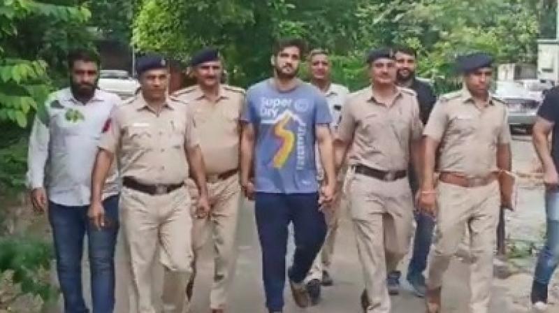 Gangster Vineet Gehlot arrested with 7 illegal weapons and live cartridges Gangster Vineet Gehlot arrested with 7 illegal weapons and live cartridges