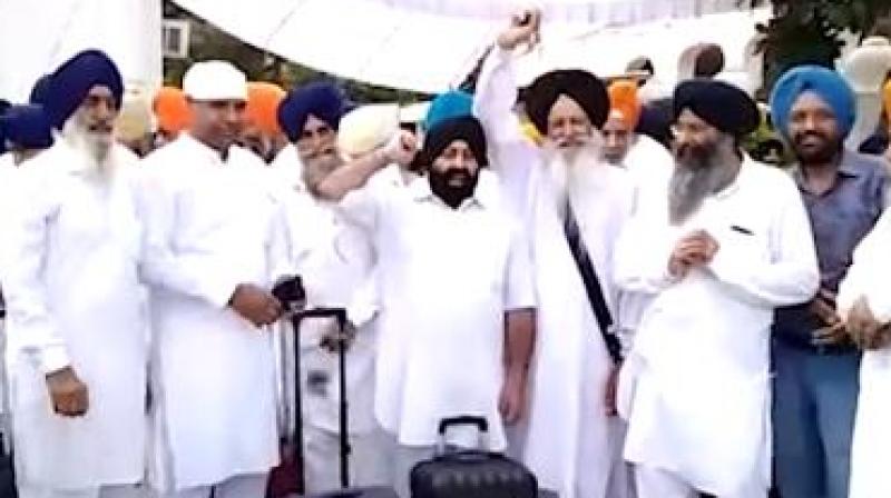 500 Sikh pilgrims cross Pak for Guru Nanak Dev's 550th birth celebrations 500 Sikh pilgrims cross Pak for Guru Nanak Dev's 550th birth celebrations