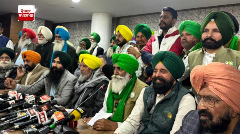 ਕਿਸਾਨ ਆਗੂ ਜੋਗਿੰਦਰ ਸਿੰਘ ਉਗਰਾਹਾਂ ਪੱਤਰਕਾਰਾਂ ਨਾਲ ਗੱਲਬਾਤ ਕਰਦੇ ਹੋਏ ਕਿਸਾਨ ਆਗੂ ਜੋਗਿੰਦਰ ਸਿੰਘ ਉਗਰਾਹਾਂ ਪੱਤਰਕਾਰਾਂ ਨਾਲ ਗੱਲਬਾਤ ਕਰਦੇ ਹੋਏ