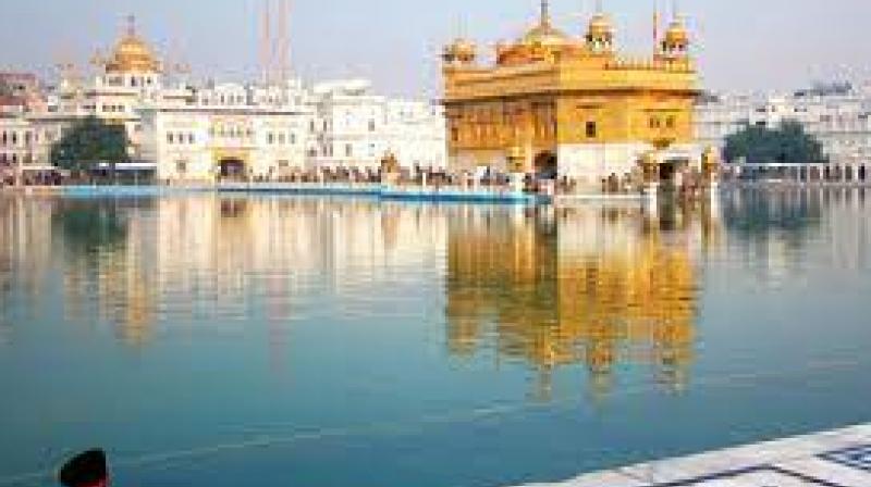 Man throws Gutka Sahib in Sarovar of Sri Darbar Sahib Man throws Gutka Sahib in Sarovar of Sri Darbar Sahib