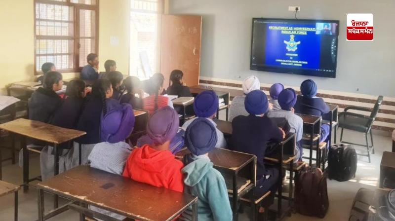 ਆਨਲਾਈਨ ਵੈਬੀਨਾਰ ’ਚ ਵਿਦਿਆਰਥੀ ਜਾਣਕਾਰੀ ਹਾਸਲ ਕਰਦੇ ਹੋਏ ਆਨਲਾਈਨ ਵੈਬੀਨਾਰ ’ਚ ਵਿਦਿਆਰਥੀ ਜਾਣਕਾਰੀ ਹਾਸਲ ਕਰਦੇ ਹੋਏ