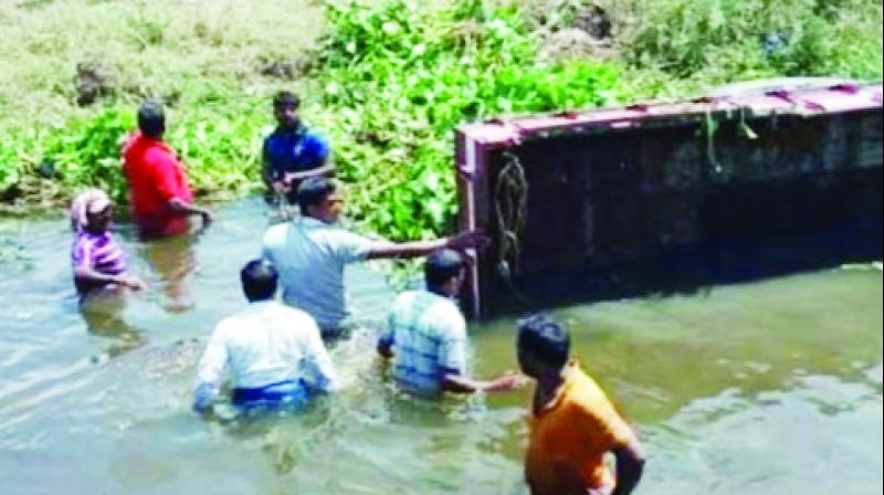Tractor-Trolley Falls Into The Canal Tractor-Trolley Falls Into The Canal