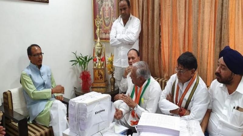 Congress Handed Over List Of 21 Lakh Debt Waiver Farmers To Shivraj Singh Chauhan Congress Handed Over List Of 21 Lakh Debt Waiver Farmers To Shivraj Singh Chauhan