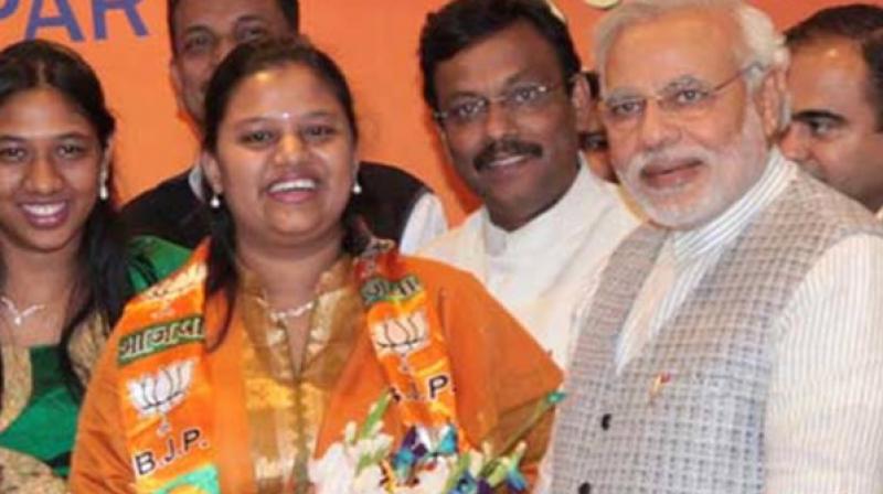 Maratha protesters attack BJP MP Heena Gavit’s car in Dhule Maratha protesters attack BJP MP Heena Gavit’s car in Dhule