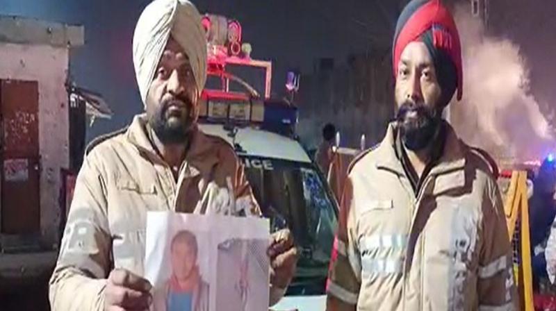 Accused escaped with handcuffs from Ludhiana police station: Police personnel put posters at the bus stand Accused escaped with handcuffs from Ludhiana police station: Police personnel put posters at the bus stand