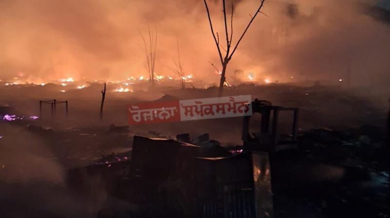 Fire breaks out in slum in outer Delhi Fire breaks out in slum in outer Delhi