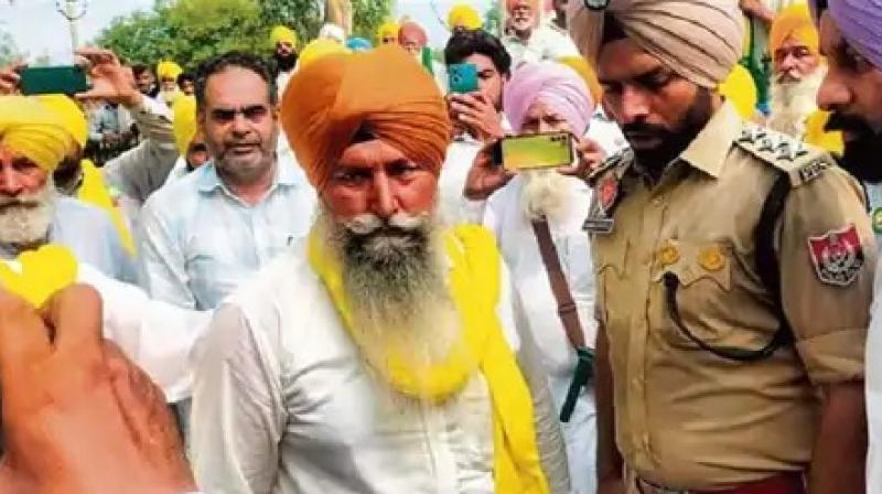 ਕਿਸਾਨ ਆਗੂ ਮਨਜੀਤ ਸਿੰਘ ਨੂੰ ਪੁਲਿਸ ਹਵਾਲੇ ਕਰਦੇ ਹੋਏ ਕਿਸਾਨ ਆਗੂ ਮਨਜੀਤ ਸਿੰਘ ਨੂੰ ਪੁਲਿਸ ਹਵਾਲੇ ਕਰਦੇ ਹੋਏ