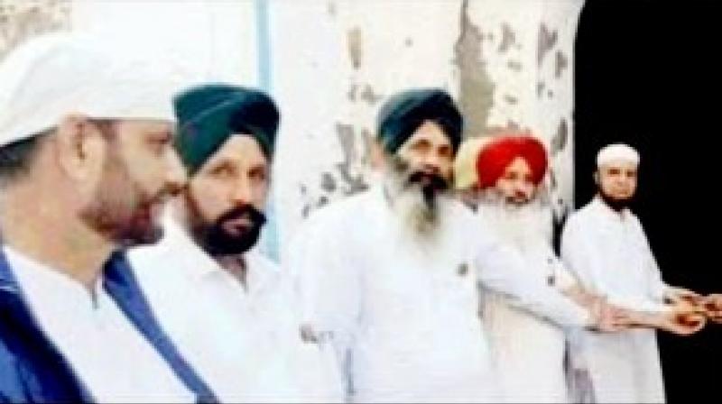 Sikhs hand over keys of mosque closed since 1947 to Muslim brothers Sikhs hand over keys of mosque closed since 1947 to Muslim brothers