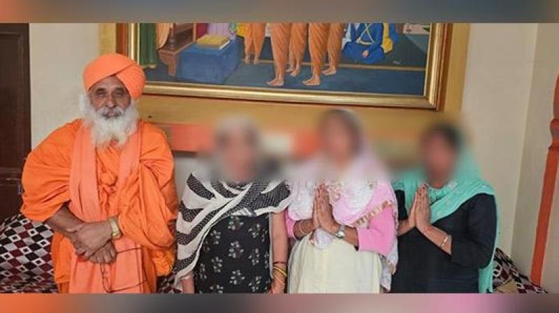 Due to the efforts of Sant Balbir Singh Seechewal, 17 more girls returned home Due to the efforts of Sant Balbir Singh Seechewal, 17 more girls returned home