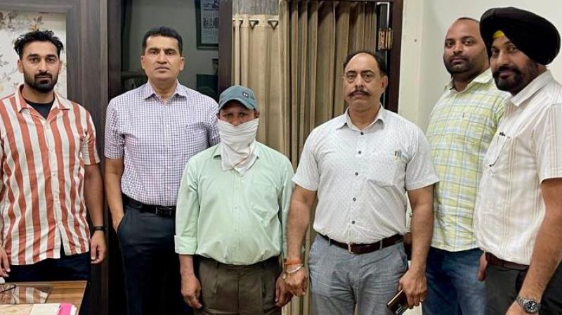 Punjab Vigilance nabs patwari for taking bribe Punjab Vigilance nabs patwari for taking bribe