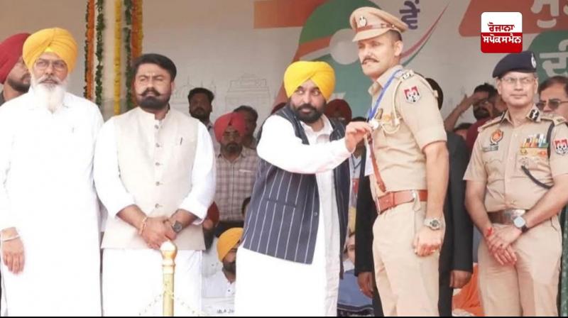 79ਵੇਂ ਅਜ਼ਾਦੀ ਦਿਹਾੜੇ ’ਤੇ CM ਮਾਨ ਨੇ ਕੀਰਤਪੁਰ ਸਾਹਿਬ ਦੇ ਥਾਣਾ ਮੁਖੀ ਇੰਸਪੈਕਟਰ ਜਤਨ ਕਪੂਰ ਨੂੰ ਕੀਤਾ ਸਨਮਾਨਿਤ