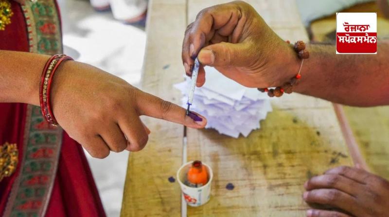 Voting continues in Maharashtra, final phase of Jharkhand elections begins Voting continues in Maharashtra, final phase of Jharkhand elections begins