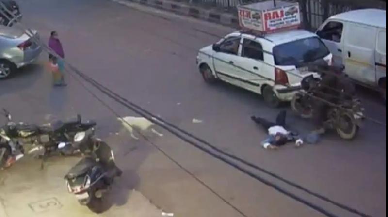 Shocking Video Shows Snatchers Dragging Woman For 200 Metres in Delhi Shocking Video Shows Snatchers Dragging Woman For 200 Metres in Delhi