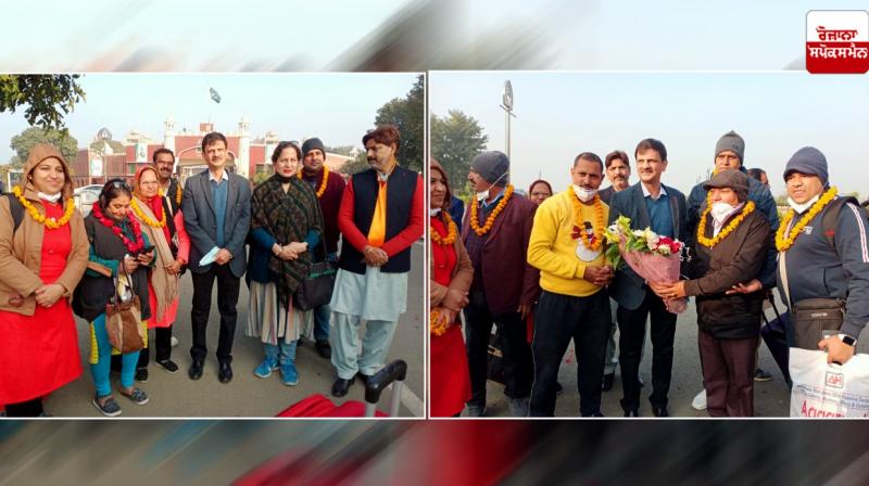 87 Hindu pilgrims reached Gurdwara Dera Sahib Lahore via Wagah Border 87 Hindu pilgrims reached Gurdwara Dera Sahib Lahore via Wagah Border