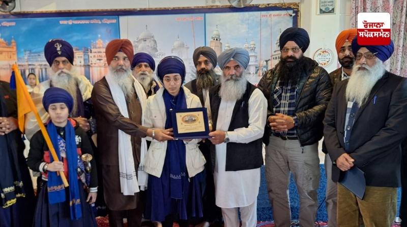 Gursikh Simrat Kaur, winner of the ‘A Letter to Luigi Einaudi’ competition, receives special award from the Pichnardi of Gurdwara Sahib Tore Gursikh Simrat Kaur, winner of the ‘A Letter to Luigi Einaudi’ competition, receives special award from the Pichnardi of Gurdwara Sahib Tore