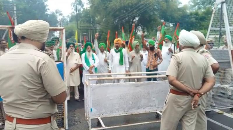 Farmers protests outside MLAs Houses Farmers protests outside MLAs Houses