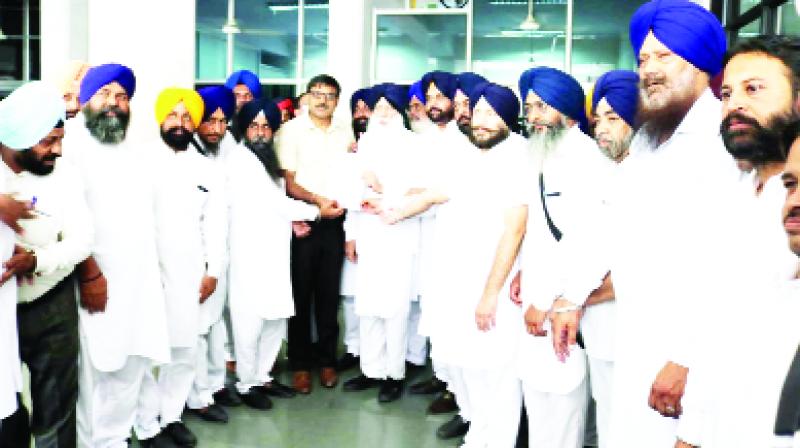 Jathedar Tota Singh, giving Memorandum to Deputy Commissioner Jathedar Tota Singh, giving Memorandum to Deputy Commissioner